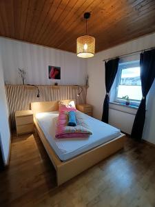 En eller flere senge i et værelse på Stylish & Spacious Apartment with Patio