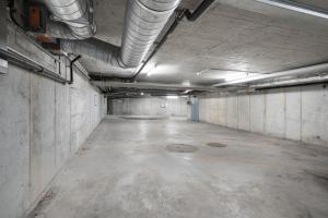 un parcheggio vuoto in un edificio vuoto di Hotel Grindelwalderhof a Grindelwald Altre 24 foto