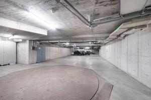 un garage vuoto con auto parcheggiate in esso di Hotel Grindelwalderhof a Grindelwald