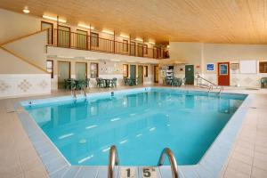 a large swimming pool in a large building at Fireside Inn and Suites in Devils Lake