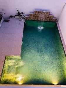 una grande piscina d'acqua in una stanza di Ceylon Lodge - Airport Transit Hostel a Negombo