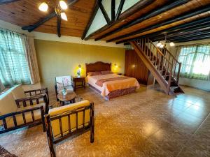 Giường trong phòng chung tại Hosteria El Surillal +29 ảnh