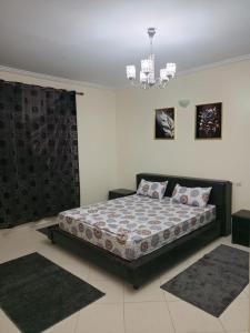 een slaapkamer met een bed en twee tapijten bij Listing Room Dual in Oulad Yakoub