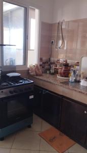 een keuken met een fornuis en een aanrechtblad bij Listing Room Dual in Oulad Yakoub