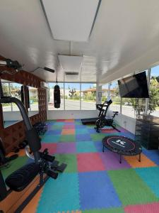 een kamer met een fitnessruimte met een kleurrijk tapijt bij Hotel Imperial Saltillo in Saltillo