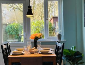 Billede fra billedgalleriet på Peaceful 2-Bed Bath house with parking & garden & fast WiFi & easy city access i Bath