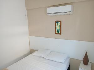 a bedroom with a white bed and a white ceiling at Brisa Brasil Residence in Fortaleza