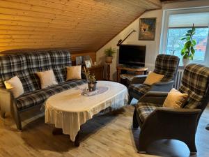 Khu vực ghế ngồi tại Ferienwohnung Schlingshöhe - Oberwohnung mit separater Terrasse