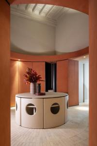 a lobby with a round table with flowers on it at Hotel Trame in Rome +111 photos