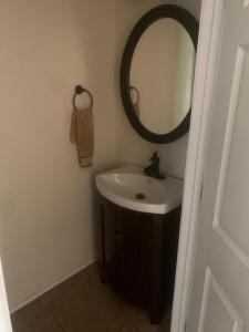 un bagno con lavandino e specchio di Military PCS Training RBAFB FSAB a San Antonio