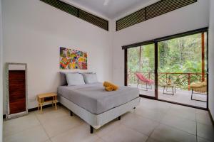 una camera da letto con un letto con un orsacchiotto sopra di Villa Wolaba a Puerto Viejo Altre 61 foto