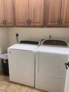 una cucina con due macchine e mobili in legno di Military PCS Training RBAFB FSAB a San Antonio