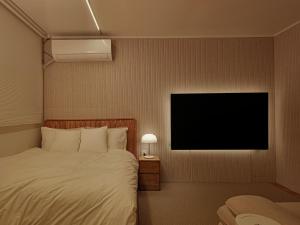 En eller flere senge i et værelse på Ansan Minimal Studio