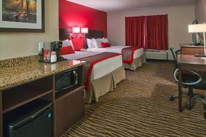 ein Hotelzimmer mit zwei Betten und einem Schreibtisch in der Unterkunft River's Edge Convention Center in Columbus