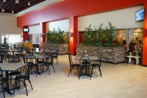 ein Esszimmer mit Tischen, Stühlen und Pflanzen in der Unterkunft River's Edge Convention Center in Columbus