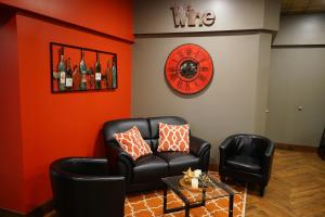 ein Wartezimmer mit einem Ledersessel und einem Tisch in der Unterkunft River's Edge Convention Center in Columbus