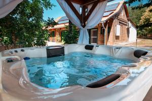 a hot tub in the backyard of a house at Abi-Lo Vendégház Nagypeterd in Nagypeterd