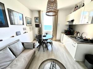 Køkken eller tekøkken på Macasa, vue mer, cosy, parking privé, GR34 2 personnes + 31 billeder