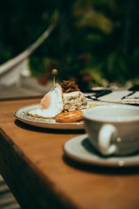 un piatto di cibo su un tavolo con una tazza di caffè di Tay Beach Hotel Tayrona a Buritaca