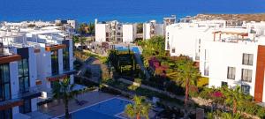 una vista aerea di una città con edifici e l'oceano di Idyll Homes THE PENTHOUSE ad Avdhellero