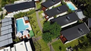 an overhead view of a house with a swimming pool at Cabañas Posta Litoral in Colón
