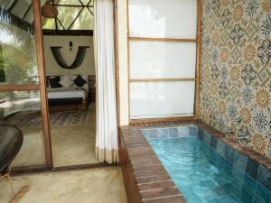 una casa con piscina al centro di una stanza di Tay Beach Hotel Tayrona a Buritaca