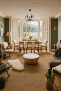 Et opholdsområde på Glandwr hall - Magnificent Country House with Heated Swimming Pool & Jacuzzi