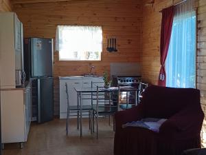 una cucina con divano e piano cottura di Refugio Lemuy - Chiloé a Puqueldón Altre 5 foto