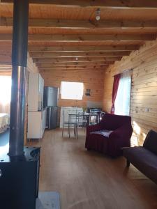 un soggiorno con divano e piano cottura di Refugio Lemuy - Chiloé a Puqueldón