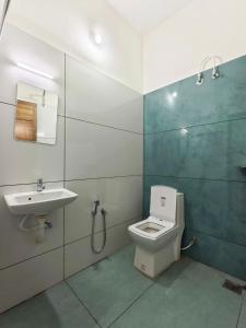 une salle de bains avec toilettes et lavabo dans l'établissement Urban villa, à Trivandrum