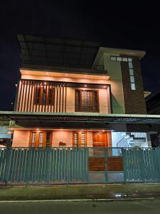 une grande maison avec une clôture devant dans l'établissement Urban villa, à Trivandrum