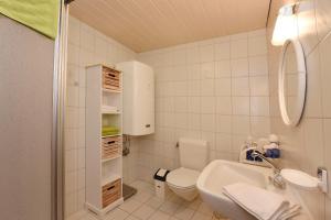un bagno bianco con un water e un lavandino di Ferienwohnung Bitschnau Ulrike a Vandans Altre 15 foto