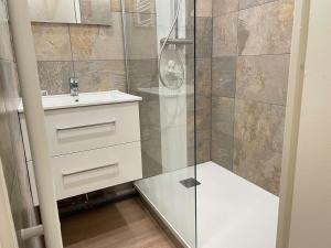 a bathroom with a shower and a sink at Studio coin montagne calme, 4 pers, parking, Risoul 1850 - FR-1-330-92 in Risoul