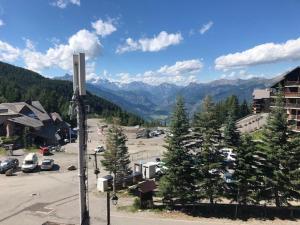 Cảnh núi rừng hoặc tầm nhìn ra núi từ căn hộ