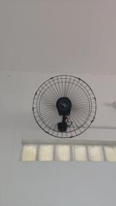 an der Zimmerdecke hängt ein Ventilator in der Unterkunft Casa MR Brutomesso 2 in Londrina + 1 Foto