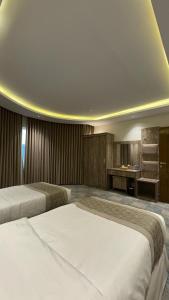 a large bedroom with two beds in a room at شقق اركان الريم للوحدات السكنية in Al Thybiyah