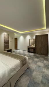 a hotel room with a bed and a bathroom at شقق اركان الريم للوحدات السكنية in Al Thybiyah