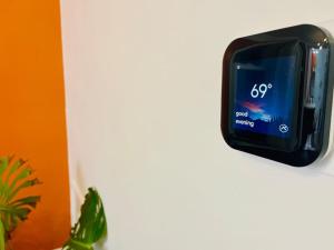 een slim horloge hangt aan de muur bij Jungle House Luxury Homes - Columbus Downtown Short North - Walk to Convention Center & Nationwide Arena - Sleeps up to 8 - Free Parking - Over 5,800 Five Stars in Columbus