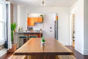 een keuken met een houten tafel in het midden bij Jungle House Luxury Homes - Columbus Downtown Short North - Walk to Convention Center & Nationwide Arena - Sleeps up to 8 - Free Parking - Over 5,800 Five Stars in Columbus +60 foto's
