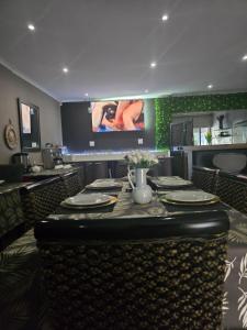 TV/trung tâm giải trí tại BoniM Guesthouse - aka Magisha Guesthouse