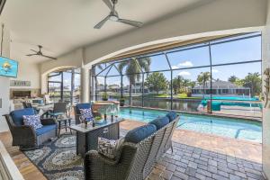 een open woonkamer met een zwembad en een poolhouse bij Villa Pearl in Matlacha