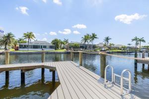 een houten dock met twee stoelen op een waterlichaam bij Villa Pearl in Matlacha