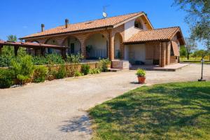 een huis met een pad dat naar de oprit leidt bij La Casa di Ori in Castel SantʼElia