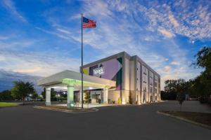 een hotel met een Amerikaanse vlag ervoor bij Spark by Hilton Decatur in Decatur