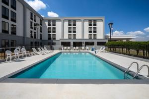 een zwembad voor een gebouw bij Spark by Hilton Decatur in Decatur