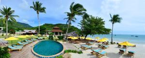 una playa con piscina, sillas y sombrillas en PingChan Koh Phangan Beachfront Resort en Thong Nai Pan Yai