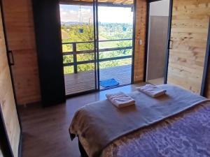 a room with a bed with two towels on it at Cabaña Martina con Jacuzzi in Marinilla