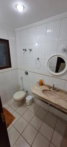 Et badeværelse på Casa na praia de maresias em condomínio com piscina aquecida na av principal de maresias + 56 billeder