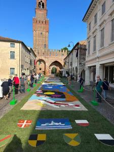 una strada con molti tappeti sull'erba di fronte a un castello di Casa Sorgata a Noale Altre 36 foto