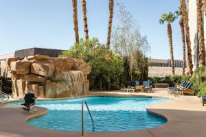 een zwembad met een waterval in een resort bij Hampton Inn Tropicana in Las Vegas